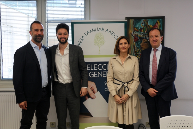 El candidat a cap de Govern, Cerni Escalé, amb els membres de l'executiva de l'EFA.